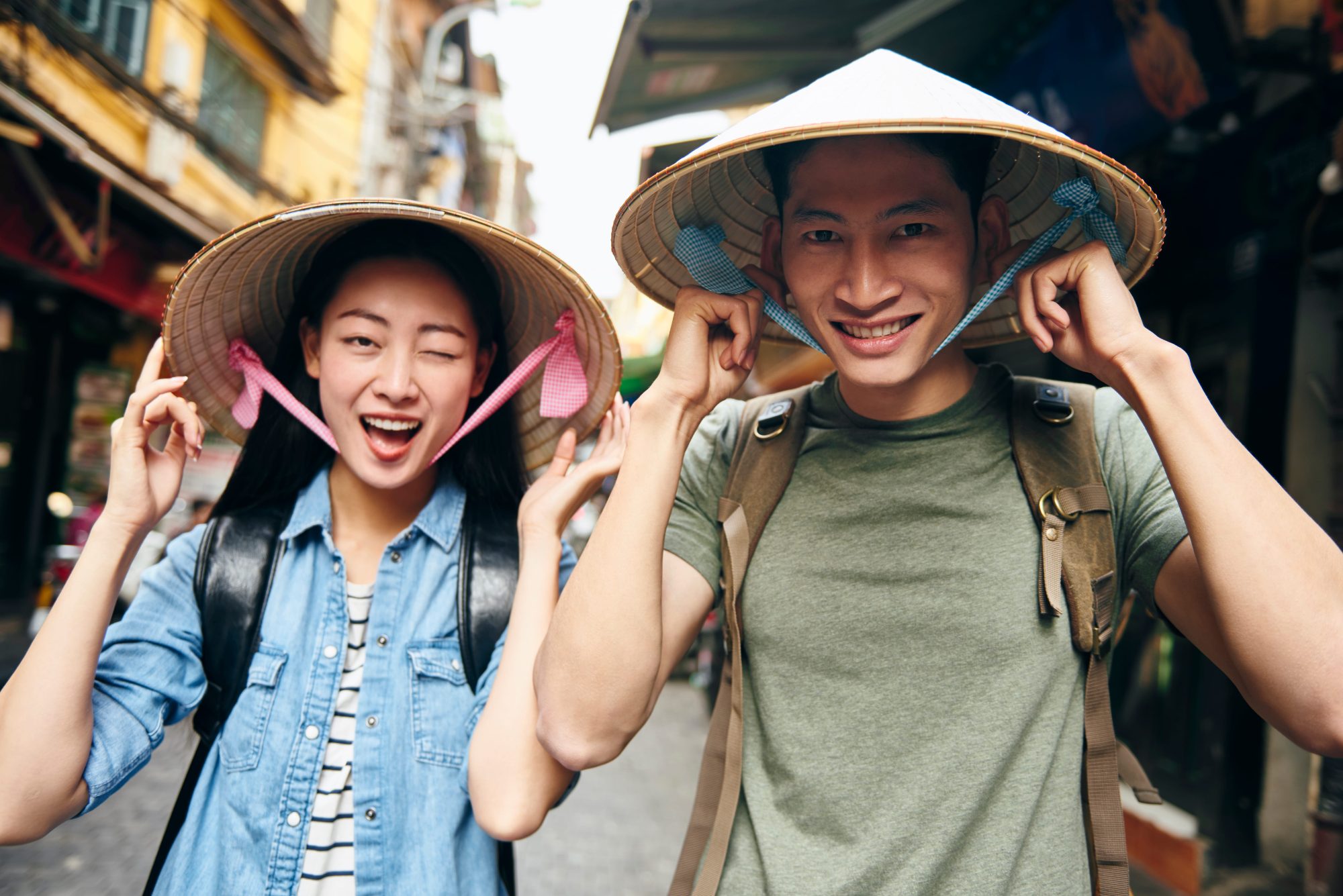Khách cùng hướng dẫn viên